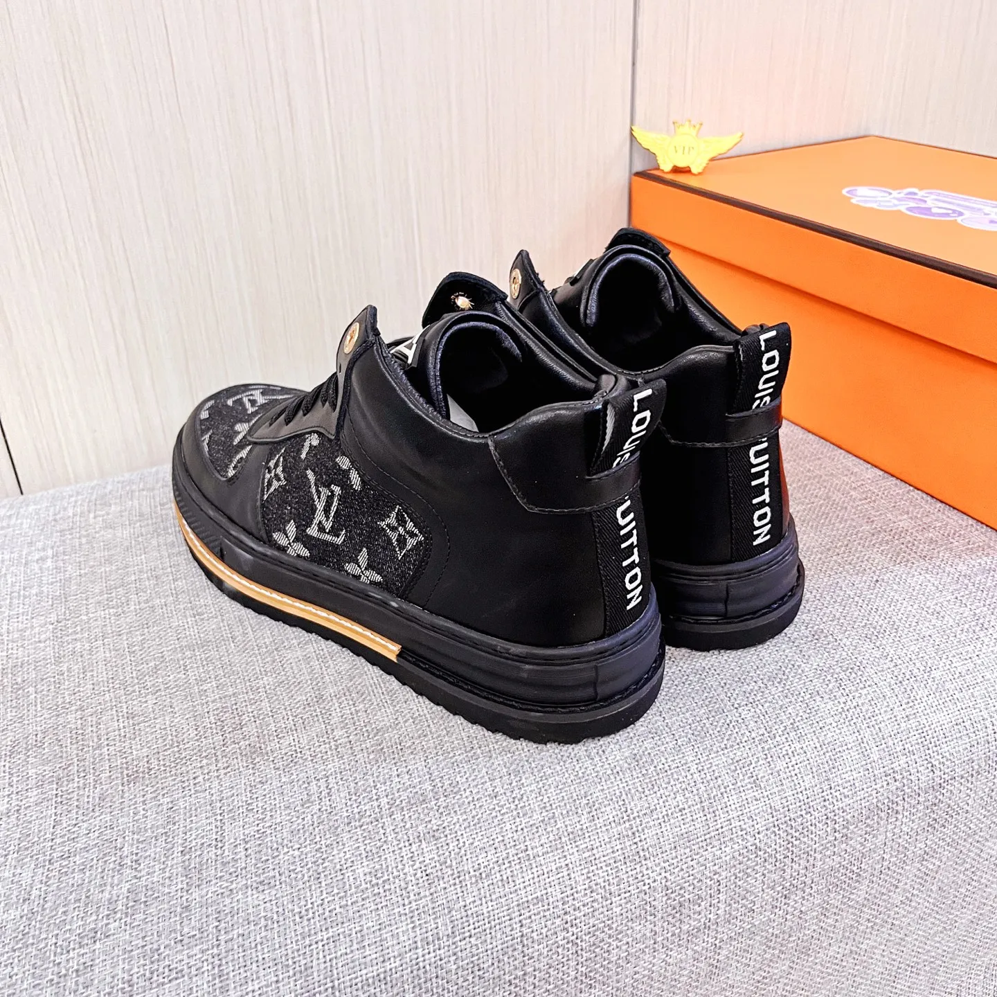 🚘🚘Factory batch 440💰[LV]🔥Louis Vuitton, high-end men's shoe brand, official website 1:1 latest masterpiece: the upper is made of first-layer cowhide imported from Italy with a comfortable and breathable lining➕original non-slip and wear-resistant outsole🔥, making walking more convenient and comfortable! An exclusive new model, a stunning work, a beautiful 1:1 replica [color] compared to the official quality! Create a fashionable personality to set off your uniqueness! A must-have for trendy men! Classic 🔥Size: 38-44 Color: 🔥 2⃣️colors available🔥.